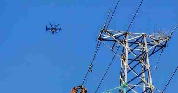中国无人机架设高压电，几吨重的高压电线，无人机是怎么拖动的？