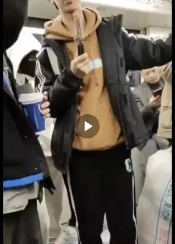 有人在上海地铁车厢内耍刀玩？回应了！爆料者：当时感觉有点慌……