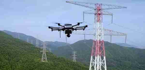 中国无人机架设高压电，几吨重的高压电线，无人机是怎么拖动的？