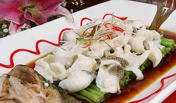 中国美食记忆：鲁菜清蒸加吉鱼的味觉盛宴