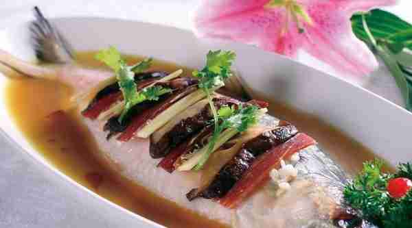 中国美食记忆：鲁菜清蒸加吉鱼的味觉盛宴