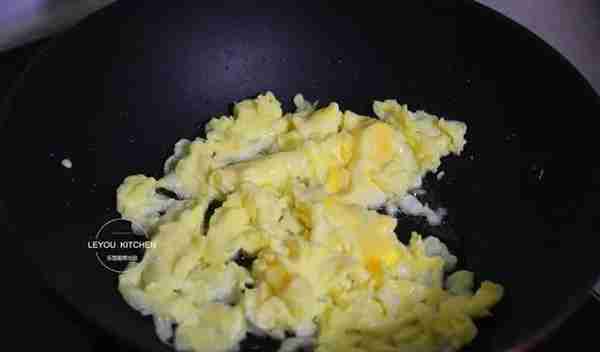 鸡蛋这样炒比肉香，平时一碗的饭量，现在吃两碗，关键是那碗汁香