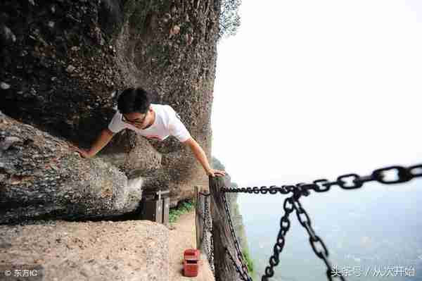 他12岁一场意外失去双腿，靠手臂攀上6300级泰山台阶，用12小时
