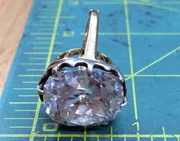 她花88元在旧货摊买了枚玻璃戒指，鉴定发现竟是价值650万的钻戒