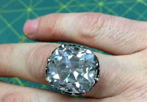 她花88元在旧货摊买了枚玻璃戒指，鉴定发现竟是价值650万的钻戒